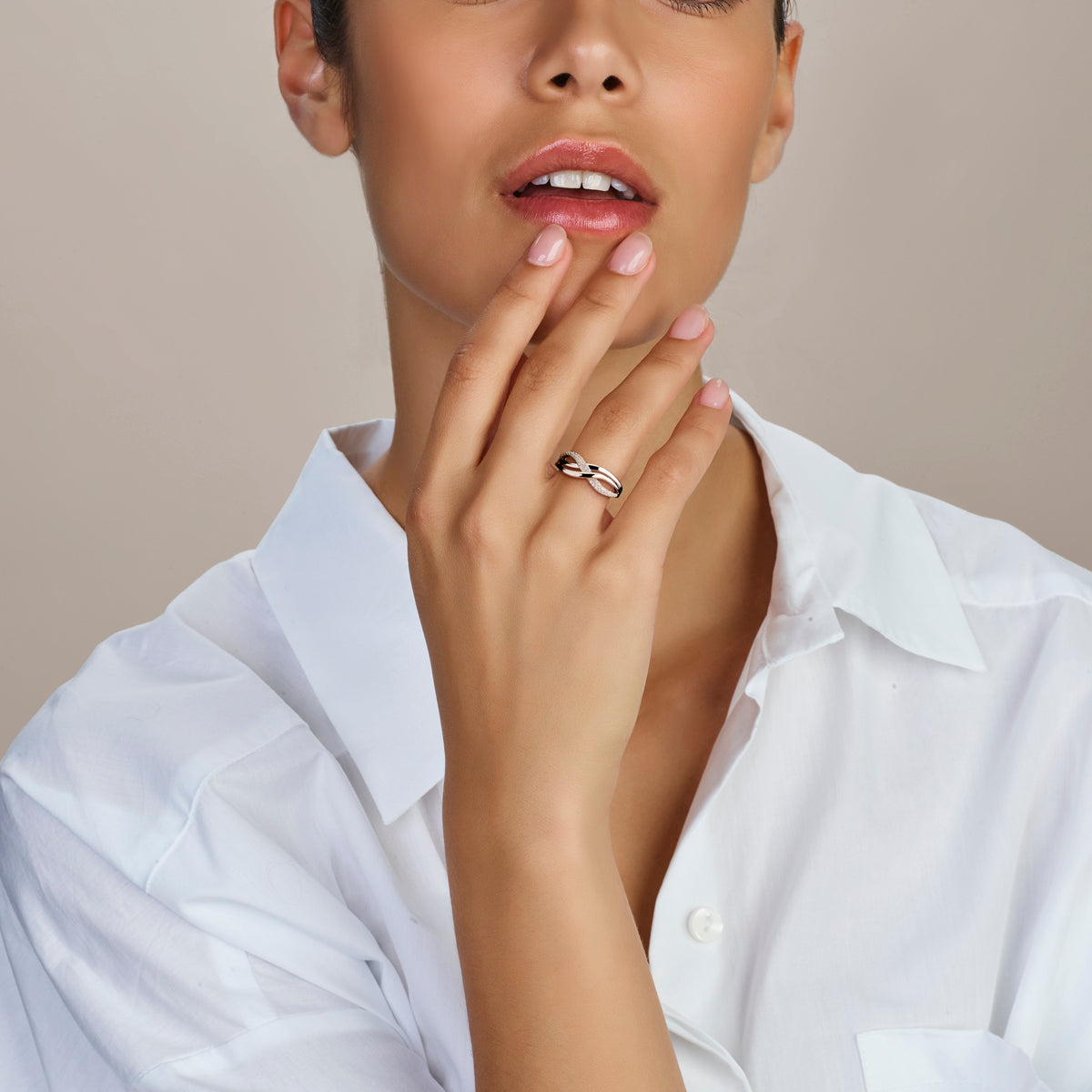 Zijaanzicht gerhodineerde zilveren ring met zirkonia - City Juwelier