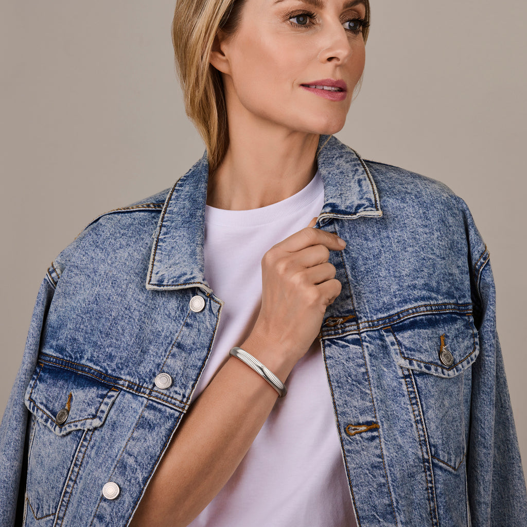 Zilveren tubogas armband voor vrouwen close-up detail - City Juwelier